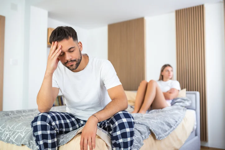 Retardante Masculino Bathmate Control retardante masculino pareja Hombre con problemas de eyaculación precoz con su pareja mostrando la necesidad de un Retardante masculino